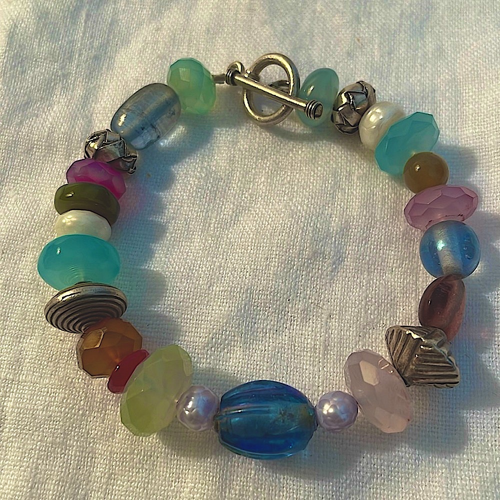 Chalcedony stones, faceted pearl and Thai Silver bracelet